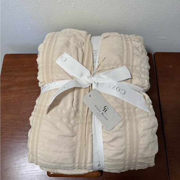 Cozy Bliss Cooling Comforter Seersucker Plaid King Size - Picture 3 of 5